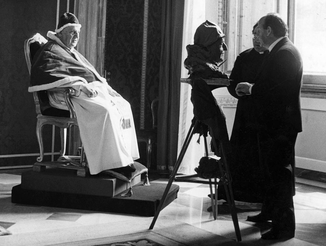 Papa Giovanni XXIII in posa per il ritratto.