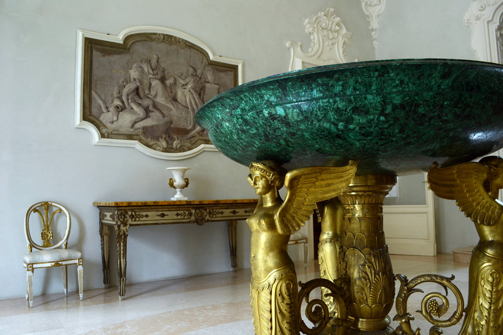 Fondazione-Magnani-Rocca.-L'atrio-d'ingresso-con-la-coppa-in-malachite-e-bronzo-dorato-di-Thomire