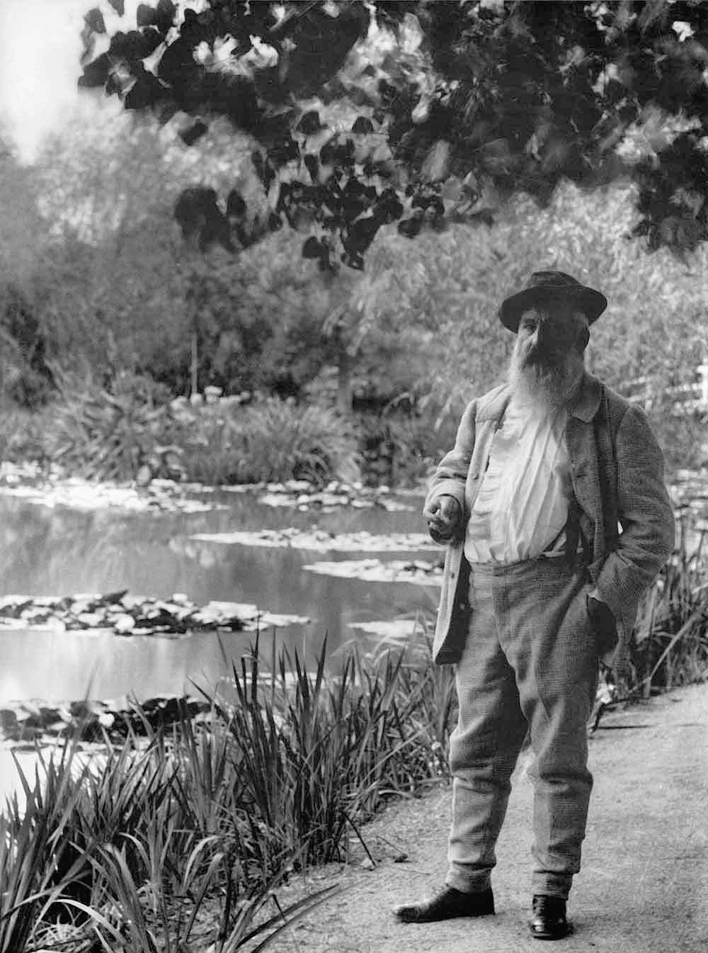 Claude-Monet-a-Giverny-davanti-allo-stagno-delle-ninfee,-1905