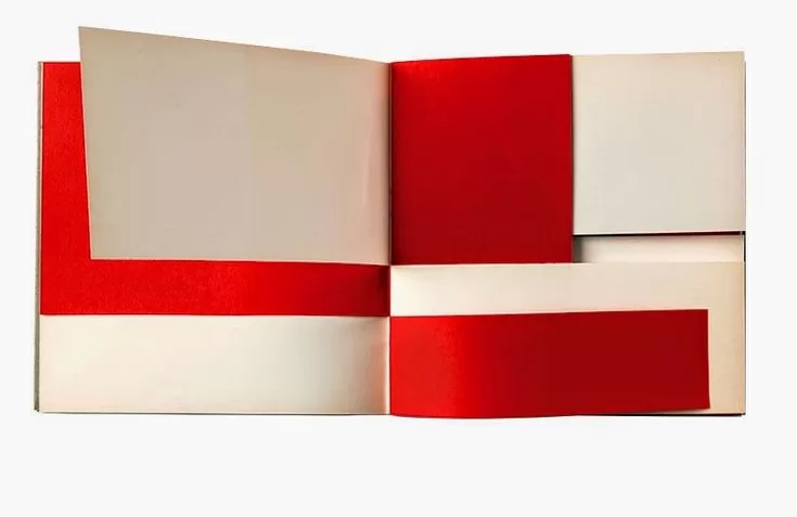 Libri illeggibili di Bruno Munari. Sono opere di Bruno Munari che rinunciano al testo scritto per concentrarsi esclusivamente sull’aspetto estetico, utilizzando materiali, colori e forme per creare un’esperienza visiva unica.