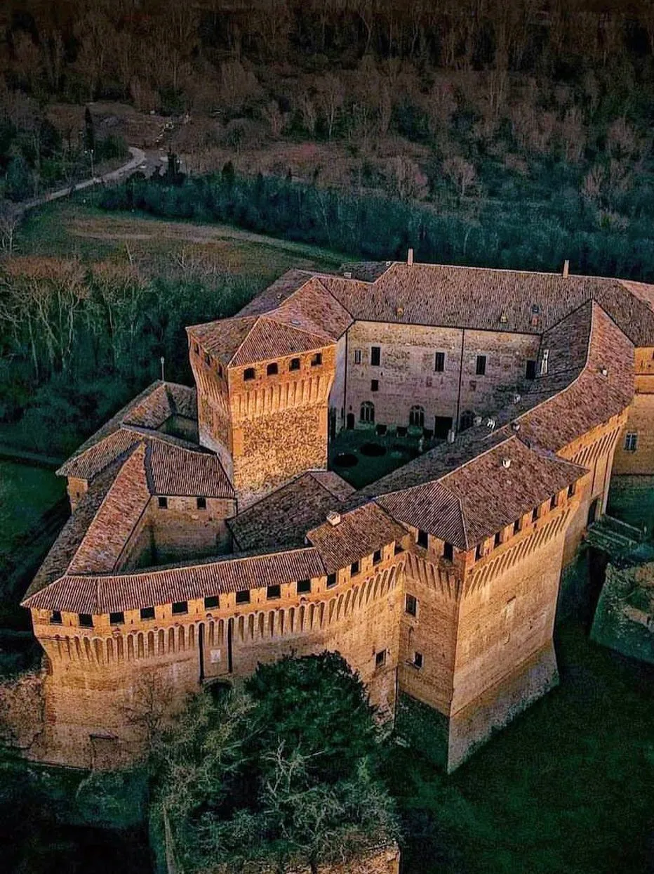 Il Castello di Montechiarugolo: Storia, Leggende e Misteri